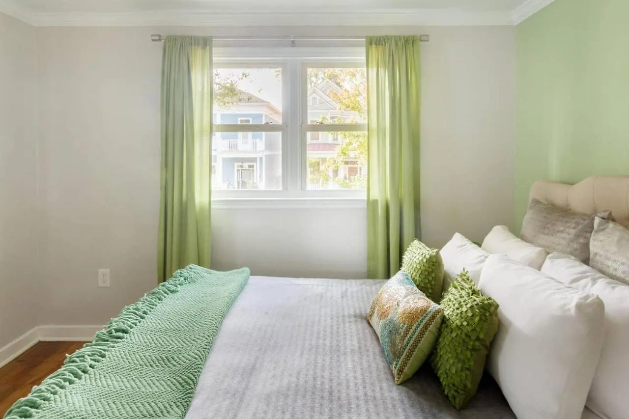 Apartment Vibrant, Colorful Building With Backyard Firepit And Games *