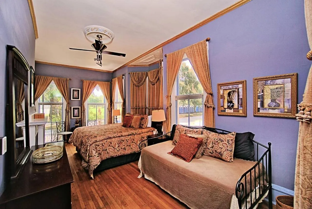 Huge Victorian Beauty Overlooking Forsyth Park Savannah